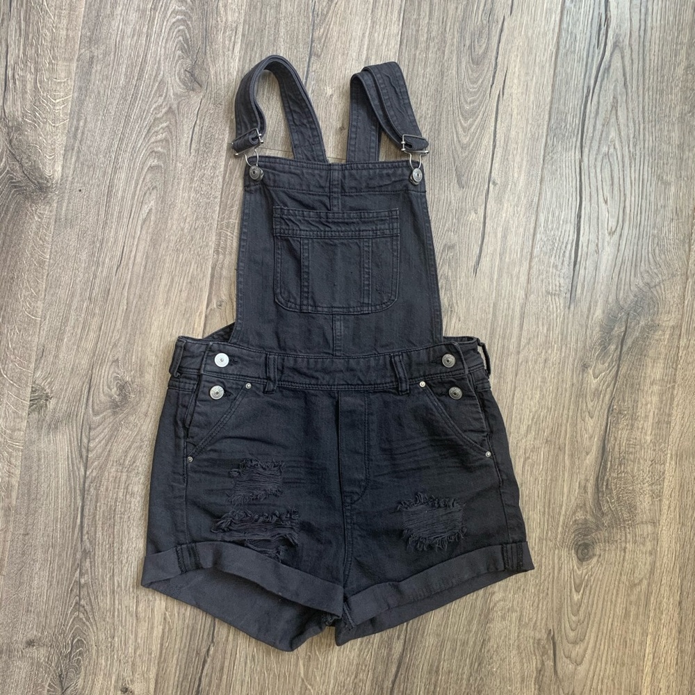 H&M BLACK DENIM OVERALL SHORTS